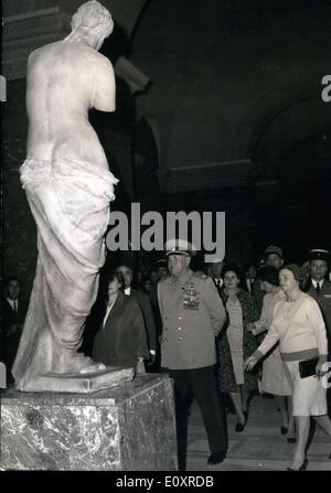 16. Oktober 1967 - sowjetischer Marschall Zakharov im Louvre in Paris zu sehen die "Venus von Milo. Stockfoto