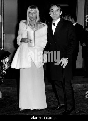 Sänger Charles Aznavour und Frau Ulla bei Film-premiere Stockfoto