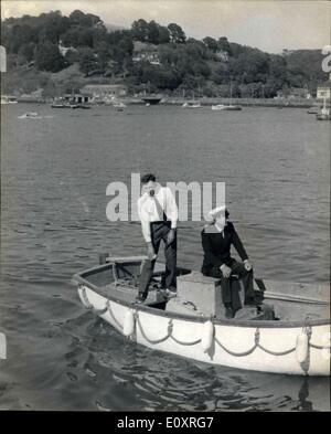 9. August 1967 - geht der ADMIRAL zur See wieder - IN eine untergeordnete Rolle. Überzählige Offizier, der gestern zu sehen war ist nicht ohne seetüchtige Erfahrung heraus, der Sail Training Association Abenteuer Schoner '' Sir Winston Churchill'' am Dartmouth - gerudert wird. Er war Admiral Sir Charles Madden, C-in-C Plymouth verschiedentlich wurde; Flaggoffizier, Flottillen, Home Fleet und Flaggoffizier, Malta. Sir Charles unterstützt das Schiff neue Meister, Leutenant-Commander R.L.M Willoughby, auf einer Kreuzfahrt mit 40 Auszubildende nach Glasgow Stockfoto