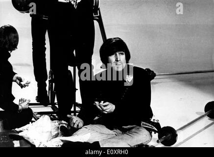 Sänger John Lennon bricht von den Dreharbeiten Stockfoto