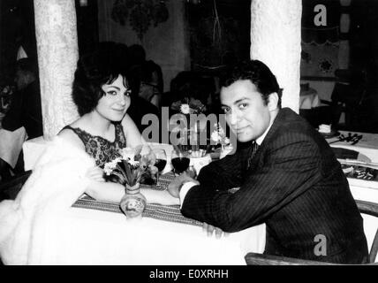 Teresa Stratas und Verlobten Zubin Mehta Essen in einem restaurant Stockfoto
