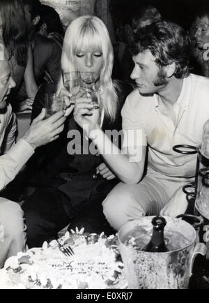 18. August 1967 - Paris, Frankreich - SYLVIE VARTAN und JOHNNY HALLYDAY haben ein Getränk in einem Nachtclub Vartans 23. Geburtstag feiern. Stockfoto