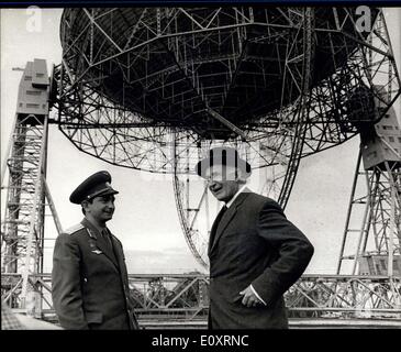 26. Oktober 1967 - sowjetischen Raumfahrer sieht Großbritanniens riesigen Radioteleskop bei Jodrell Bank: sowjetischen Kosmonauten Oberstleutnant Valery Bykovsky, der derzeit an sieben Tagen in dieses Land, heute besuchte Jodrell Bank, wo er, riesigen Radioteleskop Großbritanniens sah zu besuchen. 1963 wurde Bykovsky in später von sowjetischen Frau Kosmonautin Valentina Tereshkova in Vostok 6 ins Leben gerufen. Das Foto zeigt sowjetische Kosmonautin Leutenant Oberst Valery Bykovsky mit Sir Bernard Lovell während seines Besuchs in Jodrell Bank gesehen wird. Stockfoto