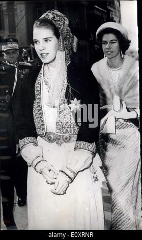 30. Oktober 1967 - Königin Anne-Marie von Griechenland trägt lokalen Tracht bei Feierlichkeiten in Saloniki: Mitglieder des griechischen Royal Stockfoto