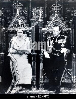 Königin Elizabeth II und Prinz Philip Eröffnung einer Parlamentssitzung Stockfoto