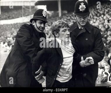 4. November 1967 - Ärger Hooligans in der Menge an Sporen gegen Liverpool an der White Hart Lane. Foto zeigt: Eine Jugend wird von der Polizei bei Störungen hinter dem Liverpool Tor während des Spiels heute entfernt. Stockfoto