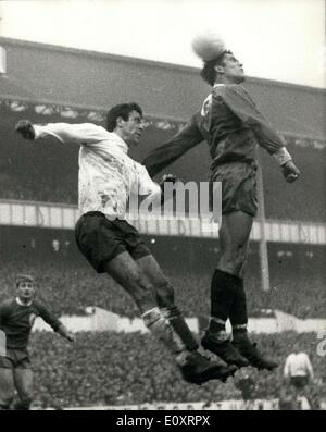 4. November 1967 - Spurs gegen Liverpool an der White Hart Lane. Das Foto zeigt Hateley, die Liverpool Mittelstürmer, schlägt Mike England der Sporen, als er seinen Kopf an den Ball kommt aber nicht nur Gäste. Stockfoto