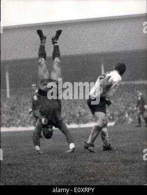 4. November 1967 - Sporen gegen LIVERPOOL an der WHITE HART LANE. Foto zeigt: HATELHY, der Liverpool Mittelstürmer steht eine unfreiwillige Hand-nach einer Kollision mit MACKAY der Sporen (Nr. 6) Stockfoto