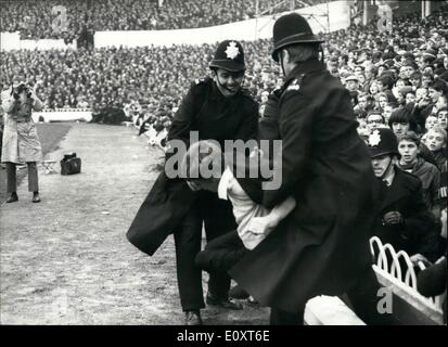 11. November 1967 - Probleme mit Hooligans in der Menge an Sporen VersusLiverpool passen an der White Hart Lane. Foto zeigt Polizei Jugendlicher aus der Masse während der Unruhen hinter Liverpool Tor während des Spiels heute ziehen. Stockfoto