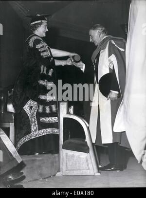 11. November 1967 - präsentiert Königin-Mutter Ehrentitel. Die Königin-Mutter gestern Abend präsentierte Ehrentitel, bei der Foundation Day Feierlichkeiten halten im Senat House, London University. Foto zeigt Professor Sir Alfred Charles Bernard Lovell, Direktor des Jodrell Bank, die Schriftrolle von der Königin-Mutter erhält. Sir Bernard Lovell war Ehrendoktor der Wissenschaften gemacht. Stockfoto