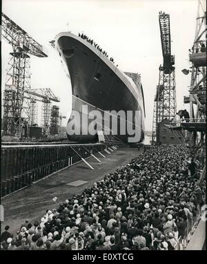 Sept. 09, 1967 - The Queen startet und benennt die neue Cunard Liner "Queen Elizabeth 11''. Heute Nachmittag H.M gab die Königin einen Namen, der neue Cunard Liner beim Stapellauf der 58.000 Tonnen-Schiff bei John Brown Werft in Clydebank. Die streng gehütete Geheimnis ihres Namens bis die Königin benannt Q 4-Liner "Queen Elizabeth 11''. Foto zeigt eine allgemeine Ansicht zeigt die Massen jubeln, als des neuen Liners, Slipanlage, die nach dem Start von der Königin '' Königin Elizabeth 11'' untergeht. Stockfoto