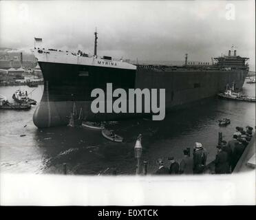 Sept. 09, 1967 - Riese Tanker Hits bank während Start, in Belfast: £ 5 Millionen Shell Tanker Myrina, 191.250 Tonnen größte Schiff jemals in Europa ins Leben gerufen wurde gegen die Seite des Belfast Lough während ihr Start gestern auf der Werft Harland &amp; Wolff geblasen. Winde erschwerten die Einleitung und der Bug des Schiffes getroffen Dammlage, erschütternd ein kleines Boot. Das Foto zeigt die riesige Tanker Myrina inspizierten für Schäden nach bei ihrem Start gestern gegen die Seite des Belfast Lough geblasen. Stockfoto