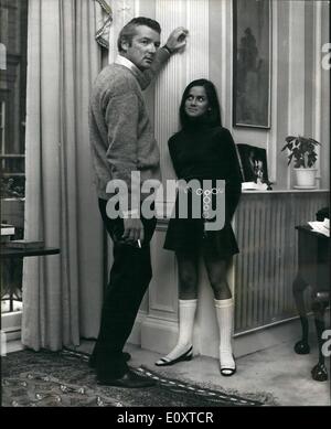 Sept. 09, kündigte 1967 - David Sänger zu heiraten für das dritte Mal Filmproduzent, 36 jährige David Singer, Enkel von der Nähmaschine-Tycoon, er zum dritten Mal heiraten soll. Sofern er Beweis für seine letzte Scheidung von Paris bekommen kann, wird er 25 Jahre alte Schauspielerin Heather Fleming in Caxton Hall heiraten. Herr Singer, Stiefsohn von der späten Peter Cheyney war zuvor mit Martine Waddington, Enkelin von einem ehemaligen britischen Botschafter in Paris, und Chantal Bouniol, einer Französin verheiratet. Foto zeigt:-Davis-Sänger mit seiner zukünftigen Braut, Schauspielerin Heather Fleming abgebildet. Stockfoto