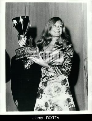 Sept. 09, 1967 - Awards an Venedig Film Festival: Preis für die beste Schauspielerin bei den Filmfestspielen von Venedig erhielt mit der amerikanischen Schauspielerin Shirley Knight, für ihre Leistung in dem britischen Film "Holländer" unter der Regie von Anthony Harvey. Das Foto zeigt amerikanischen Schauspielerin Shirley Knight mit ihrer Trophäe nach der Präsentation abgebildet. Stockfoto