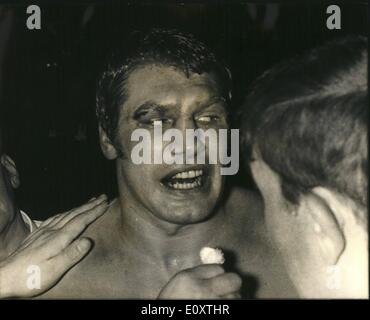 11. November 1967 - Cooper V Walker London: Billy Walker rechte Auge ist vernarbt und geschwollen nach seiner erfolglosen Bewerbung um den britischen Schwergewichts-Titel von Henry Cooper im Wembley-Stadion heute Abend zu gewinnen. Die Referenz stoppte den Kampf in der sechsten Runde wegen der Schäden an Walkers Auge. Stockfoto