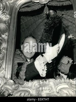 11. November 1967 - Lord Mayor zeigen Tag In London: der jährliche Oberbürgermeister Show fand heute für den neuen Herrn Bürgermeister Sir Gilbert Inglefield. Das Foto zeigt. Der neue Lord Mayor Sir Gilbert Inglefield Wellen seinen Hut von seinem Trainer während der Parade heute Morgen. Stockfoto