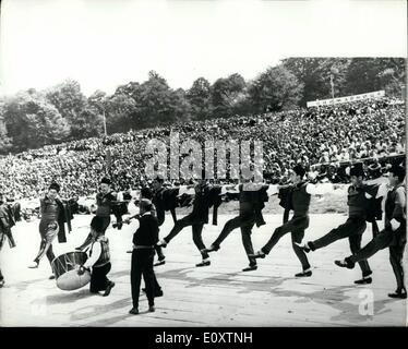 Sept. 09, 1967 - das traditionelle Folklore-Festival In Süd-West-Bulgarien. Das traditionelle Folklore-Festival fand im wunderschönen Ort der Predela, liegt zwischen dem Rila und Pirin-Gebirge in Süd-West-Bulgarien. Melodiöse lokale Volkslieder gesungen wurden und anmutige Tänze der Region wurden durchgeführt. Verschiedene alte Volksbräuche demonstriert von Männern und Frauen gekleidet alten Kostümen. Foto zeigt: - eine Männergruppe, die Durchführung eines nationalen Tänze während des Festivals. Stockfoto