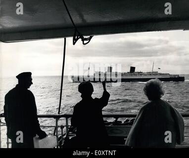 Sept. 09, 1967 - Queen Mary letzte Transatlantic - Szenen an Bord The Liner auf erste Hälfte der Reise nach New York: der Liner Queen Mary hat im erste Halbjahr ihre letzte Runde Reise abgeschlossen, als sie nach New York gestern von Southampton kam. Es war die 1.000 th.time sie den Atlantik überquert hatte. Sie ist New York lassen sich heute für die hin-und Rückfahrt vor ihr. Reise in den Ruhestand in Long Beach, Kalifornien. Foto zeigt Passagiere an Bord Liner Queen Mary säumen das Deck einen Einblick in den Liner "Queen Elizabeth" zu bekommen, da sie einander in Mid-Atlantic passieren. Stockfoto