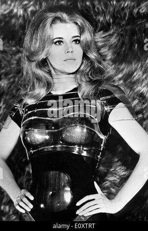 Schauspielerin Jane Fonda im Kostüm als Barbarella Stockfoto