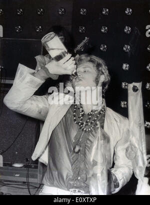 15. November 1967 - Paris, Frankreich - JOHNNY HALLYDAY hatten einen Drink bei seinem Auftritt vor einem Publikum von 3.000 im Palais des Sports. Stockfoto