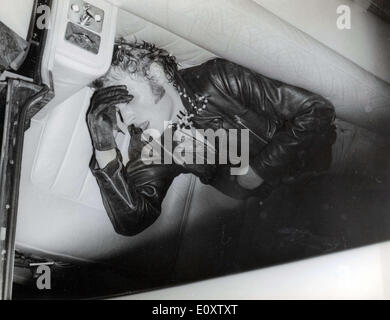 15. November 1967 - Paris, Frankreich - JOHNNY HALLYDAY ohnmächtig auf der Rückseite seiner Rolls-Royce nach der Durchführung im Palais des Sports vor einer Menge von 3.000 Fans. Stockfoto