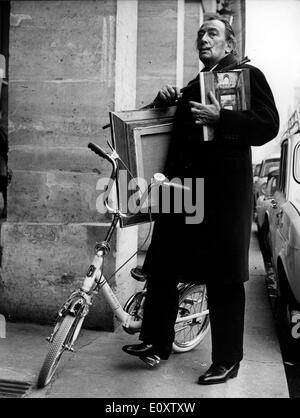 Salvador Dali mit seinem Fahrrad auf der Rue de Rivoli Stockfoto