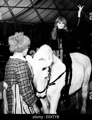 Schauspielerin Marianne Faithfull in dem Film "Das Mädchen auf einem Motorrad" Stockfoto