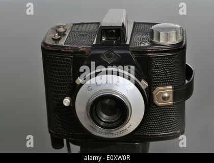 Vintage Agfa Clack Kamera in schwarz Strauß Haut einbrennlackiert Knöpfe Zifferblätter und Sucher an der Spitze. Made in Germany Munchen. Stockfoto