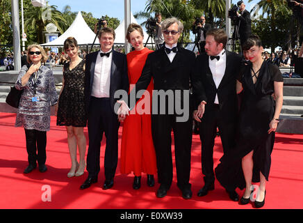 Cannes. 20. Mai 2014. Deutsche Regisseur Wim Wenders (3-R), seine Frau Donata Wenders (4-R), Französisch-brasilianische Direktor Juliano Ribeiro Salgado (2-R) und Gästen für das Screening von Futatsume No Mado (noch The Water) während der 67. jährlichen Cannes Filmfestspiele in Cannes, Frankreich, 20. Mai 2014 kommen. Der Film wird im offiziellen Wettbewerb des Festivals präsentiert das von 14 bis 25 Mai läuft. Bildnachweis: Ye Pingfan/Xinhua/Alamy Live-Nachrichten Stockfoto