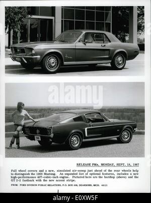 Sept. 18, 1967 - volle Radabdeckungen und eine neue, simulierte Lufthutze knapp vor der hinteren Räder helfen, die 1968 Mustang zu unterscheiden. Eine erweiterte Liste von optionalen Funktionen enthält einen neuen Hochleistungs-427-Cubic-inch-Motor. Abgebildet sind hier das Hardtop (oben) und der GT 2 + 2 Fastback mit dem neuen Akzent-Streifen. Stockfoto