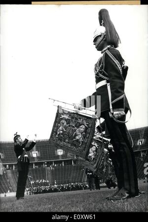 Sept. 20, fand 1967 - The British Military '' Tattoo'' oder Musik Parade, im Berliner Olympiastadion am 22. September & 23 1967. Hier abgebildet ist einer der Soldaten in seine schicke Uniform. Mehr als 700 Musiker nahmen Teil und es gab sportlich Präsentationen und Motorsport. Die 67 Parade war einer der größten und prächtigsten, dass die Berliner Einwohner je gesehen hatte. Den Abschluss des Programms bildete eine königliche Feuerwerk mit dem Titel '' Moskau in Flammen '', begleitet mit Musik von Tschaikowsky. Stockfoto