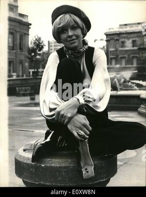 7. Oktober 1967 - stars 10.07.67 Film James Fox und Susannah York Dreharbeiten Szenen für ihren neuen Film auf dem Trafalgar Square. Filmstars James Fox und Susannah York waren auf dem Trafalgar Square heute Morgen schießen Szenen für den Film, die verschiedentlich mit dem Titel Avec Avec und Duffy. Susannah eine Hippyesque Rolle und trägt sehr im Gang bestehend aus flippigen schwarzer Jersey Hosen und ärmellose Jacke mit schnüren hoch Stiefel in Beige und einen rotbraunen farbigen Barett getragen. Foto zeigt: Susannah York gesehen, wie sie eine Hippyesque Rolle spielt, während der Dreharbeiten auf dem Trafalgar Square heute Morgen. Stockfoto