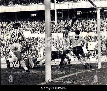 7. Oktober 1967 - Spurs gegen Sheffield United im White Hart Lane: Foto zeigt Hodkingson, die Sheffield Torwart fällt flach auf dem Rücken während ein Gedränge in der Sheffield-Toren. Gilzean, der Sporen (Nr. 9) sieht in das Ziel, mit Barltown, Sheffield (Nr. 6) läuft in das Ziel zu decken. Stockfoto