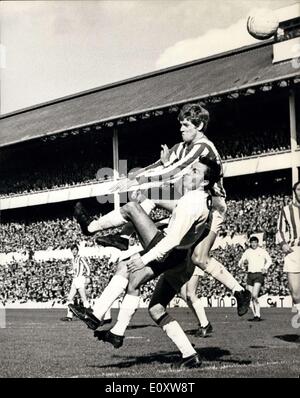 7. Oktober 1967 - Sporen gegen Sheffield United an der White Hart Lane. Foto zeigt Jimmy Greaves der Sporen, versucht einen Scheren-Kick in einem Versuch, Soore, da er eng mit Barlow von Sheffield United in Angriff genommen wird. Stockfoto