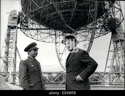 10. Oktober 1967 - sowjetischen Raumfahrer sieht Großbritanniens riesigen Radioteleskop bei Jodrell Bank: sowjetische Kosmonautin Oberstleutnant Valery Bykovsky Stockfoto