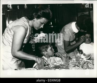 10. Oktober 1967 - Prinz Feisal feiert Geburtstag: Fotoshows Prinzessin Muna, Frau von König Hussein von Jordanien, gesehen Sutting ein Stück Kuchen für kleine Prinz Faisal, während die Kinder Party in Amman zum vierten Geburtstag des Prinzen Faisal gegeben. Stockfoto