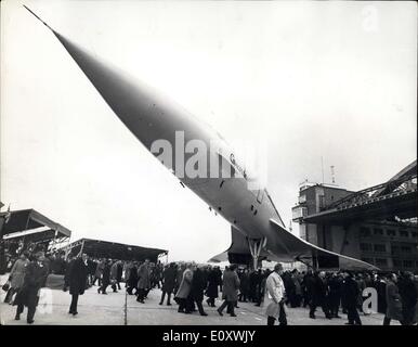 12. Dezember 1967 - The Concorde auf zeigen im Toulopuse: Der Prototyp von 1,400 mph debütierte Anglo französischen Concorde - das weltweit erste Überschall-Verkehrsflugzeug, öffentlichen gestern wenn es aus seinen Hangar in Toulouse, Frankreich gerollt wurde. Foto zeigt, dass dies die Szene in Toulouse gestern war, als die Concorde der Öffentlichkeit vorgestellt. Stockfoto