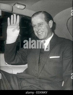 12. Dezember 1967 - verlässt The Duke of Edinburgh Krankenhaus. Der Herzog von Edinburgh verließ König Edward VII Hospital für Offiziere, Marylsbone, London heute, nach einer Operation am Handgelenk zur Entfernung einer Zyste. Foto zeigt, dass der Herzog von Edinburgh seinen bandagierten Handgelenk zeigt, wie er aus seinem Auto winkt, wenn er heute das Krankenhaus verlassen. Stockfoto