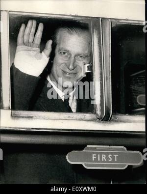 12. Dezember 1967 - der Herzog von Edinburgh aus zu SDandringham nach verlassen Krankenhaus heute: The Duke of Edinburgh linken Könige Vross Station heute Nachmittag an den Rest der königlichen Familie, die zum Neujahrsfest in Sandringham verbringen. Heute früh liess der Herzog King Edward VII Hospital für Offiziere Ay Marylebone, London nach einer Operatinon auf seinem Handgelenk Fir die Entfernung eines Jahre. Phot zeigt The Duke vonEdinburg Wellen bandagierte Hand von der Carraige als Ther Zug heute Nachmittag vom Bahnhof Kings CXros herausgezogen. Stockfoto