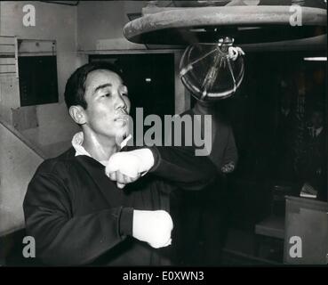 12. Dezember 1967 - Mitsunori Seki, Howard Winstone für Titel im Federgewicht Welt zu kämpfen. Das Foto zeigt Mitsunori Seki, der japanische Boxer, gesehen Ausbildung an der Shinwa Gym, Shimbashi, Tokio. Er ist britischen Meister, Howard Winstone, für die Welt im Federgewicht Meisterschaft in der Londoner Albert Hall am 23. Januar. Stockfoto