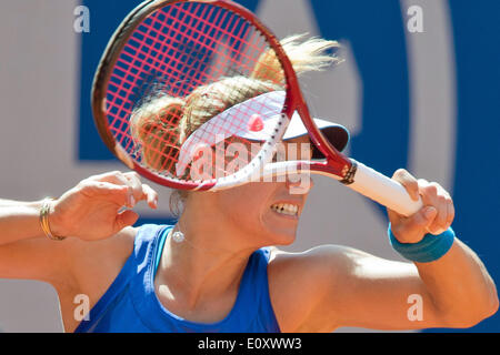 Nürnberg, Deutschland. 20. Mai 2014. Deutsche Tennisspielerin Angelique Kerber gibt den Ball während des Spiels gegen Neuseelands Erakovic auf der WTA-Tour in Nürnberg, 20. Mai 2014 zurück. : Bildnachweis DANIEL KARMANN/Dpa: Dpa picture-Alliance/Alamy Live News Stockfoto