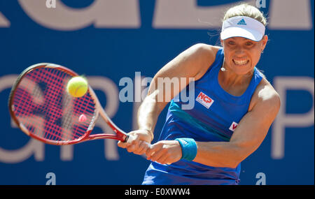 Nürnberg, Deutschland. 20. Mai 2014. Deutsche Tennisspielerin Angelique Kerber gibt den Ball während des Spiels gegen Neuseelands Erakovic auf der WTA-Tour in Nürnberg, 20. Mai 2014 zurück. : Bildnachweis DANIEL KARMANN/Dpa: Dpa picture-Alliance/Alamy Live News Stockfoto