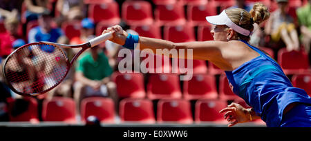 Nürnberg, Deutschland. 20. Mai 2014. Deutsche Tennisspielerin Angelique Kerber gibt den Ball während des Spiels gegen Neuseelands Erakovic auf der WTA-Tour in Nürnberg, 20. Mai 2014 zurück. : Bildnachweis DANIEL KARMANN/Dpa: Dpa picture-Alliance/Alamy Live News Stockfoto