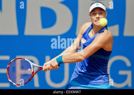 Nürnberg, Deutschland. 20. Mai 2014. Deutsche Tennisspielerin Angelique Kerber gibt den Ball während des Spiels gegen Neuseelands Erakovic auf der WTA-Tour in Nürnberg, 20. Mai 2014 zurück. : Bildnachweis DANIEL KARMANN/Dpa: Dpa picture-Alliance/Alamy Live News Stockfoto