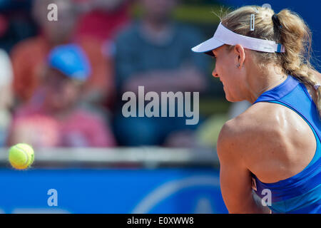 Nürnberg, Deutschland. 20. Mai 2014. Deutsche Tennisspielerin Angelique Kerber gibt den Ball während des Spiels gegen Neuseelands Erakovic auf der WTA-Tour in Nürnberg, 20. Mai 2014 zurück. : Bildnachweis DANIEL KARMANN/Dpa: Dpa picture-Alliance/Alamy Live News Stockfoto