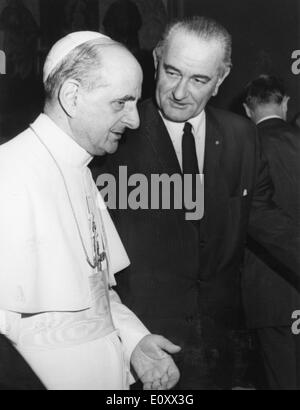 LYNDON BAINES JOHNSON (27. August 1908 - 22. Januar 1973) oft als LBJ bezeichnet, war der 36. Präsident der USA (1963-1969) nach seinem Dienst als 37. Vizepräsident der USA (1961-1963). Im Bild: Mit Papst Paul VI. im Vatikan. Stockfoto