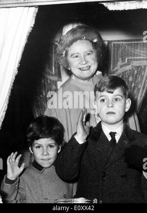 Queen Mum mit Prinz Andrew und Viscount Linley Stockfoto