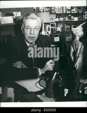 1. Januar 1968 - Cecil Day-Lewis, Poet Laureate: Cecil Day-Lewis, 63, soll der neue Poet Laureate in Nachfolge von John Masefield, der im Mai letzten Jahres starb, im Alter von 88. Er schreibt Krimis unter dem Namen Nicholas Blake. Das Foto zeigt Cecil Day-Lewis, wer der neue Poet Laureate, gestern in seinem Haus in Greenwich abgebildet werden soll. Stockfoto