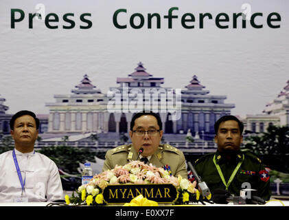 (140520)--spricht bei der Pressekonferenz von der 8. ASEAN-Verteidigung-Minister-treffen in Nay Pyi Taw, Myanmar, 20. Mai 2014 NAY PYI TAW, 20. Mai 2014 (Xinhua)--Myanmar Defense Minister Lieutenant-General Wai Lwin (C). Die ASEAN Verteidigungsminister unterzeichneten eine gemeinsame Erklärung über Zusammenarbeit in Richtung Frieden und Wohlstand ASEAN-Gemeinschaft, in Bekräftigung der regionalen Block Zusammenarbeit für die Realisierung der ASEAN-Gemeinschaft zu festigen. (Xinhua/U Aung) (Zhf) Stockfoto
