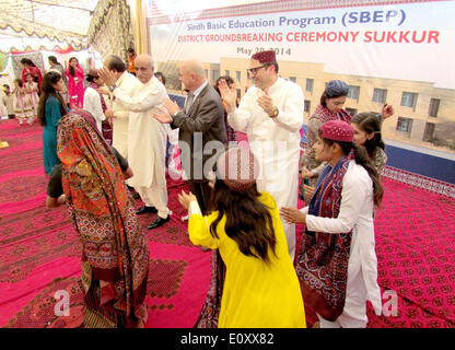 Karachi, Pakistan. 20. Mai 2014. Völker Party (PPP) Führer der Opposition in der National Assembly Khursheed Shah, Sindh Senior Minister für Bildung Nisar Ahmed Khuhro und Regional Director für USAID in Sindh und Belutschistan, Leon S. Waskin zusammen mit Studenten teilnehmen in Tableau auf der Bühne während Bezirk Spatenstich Zeremonie von Sindh grundlegende Ausbildung Programm (SBEP) organisiert durch die United States Agency for International Development (USAID) vom Dienstag in Sukkur , 20. Mai 2014 Kredit: S.Imran Ali/PPI Bilder/Alamy Live-Nachrichten Stockfoto